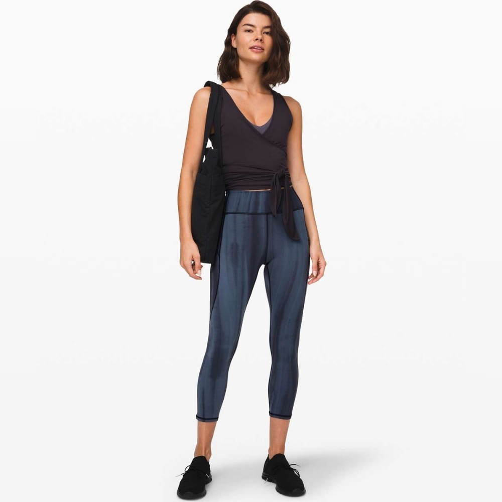 Lululemon In Movement Crop 23" Linear Spray Dye White Black Size 4